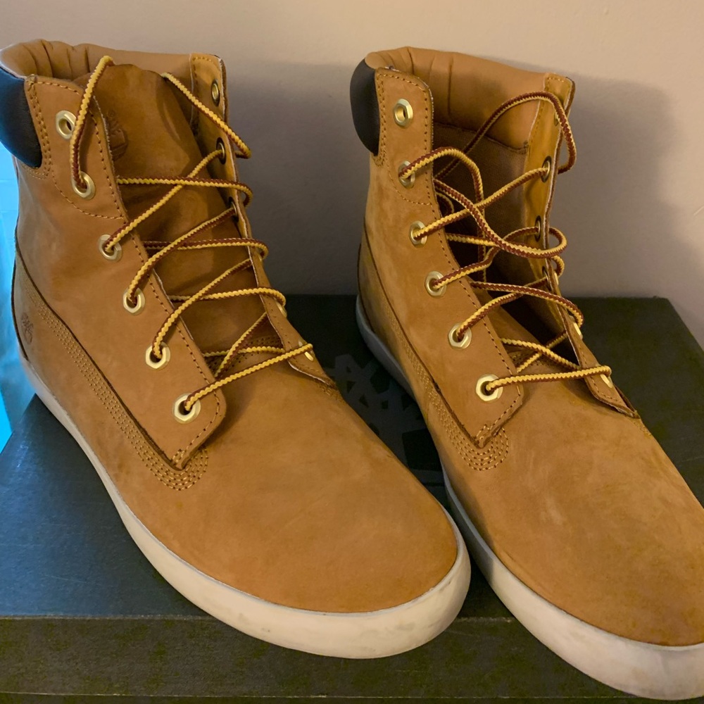 Women Timberland Boots worn a few times. Minor scuffs at the bottom